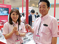 インターモールド大阪で出展製品をアピールする大成支店長（右）とスタッフ