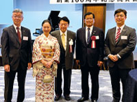 祝福を受ける田野井優美社長と田野井義政会長（左から２番目、３番目）