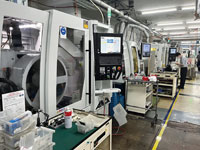 本社工場では最新設備を駆使した生産体制が構築されている